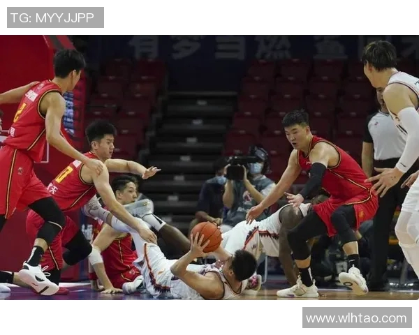 昔日恩怨重燃篮球赛场老队友狭路相逢火花四溅引爆全场